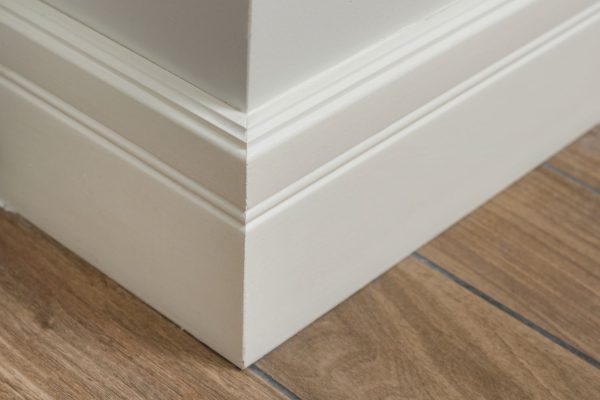 molding-in-the-interior--baseboard-corner--light-matte-wall-with-tiles-immitating-hardwood-flooring-936618884-df28e3f23ddb4f448852b1eb4c7ff484